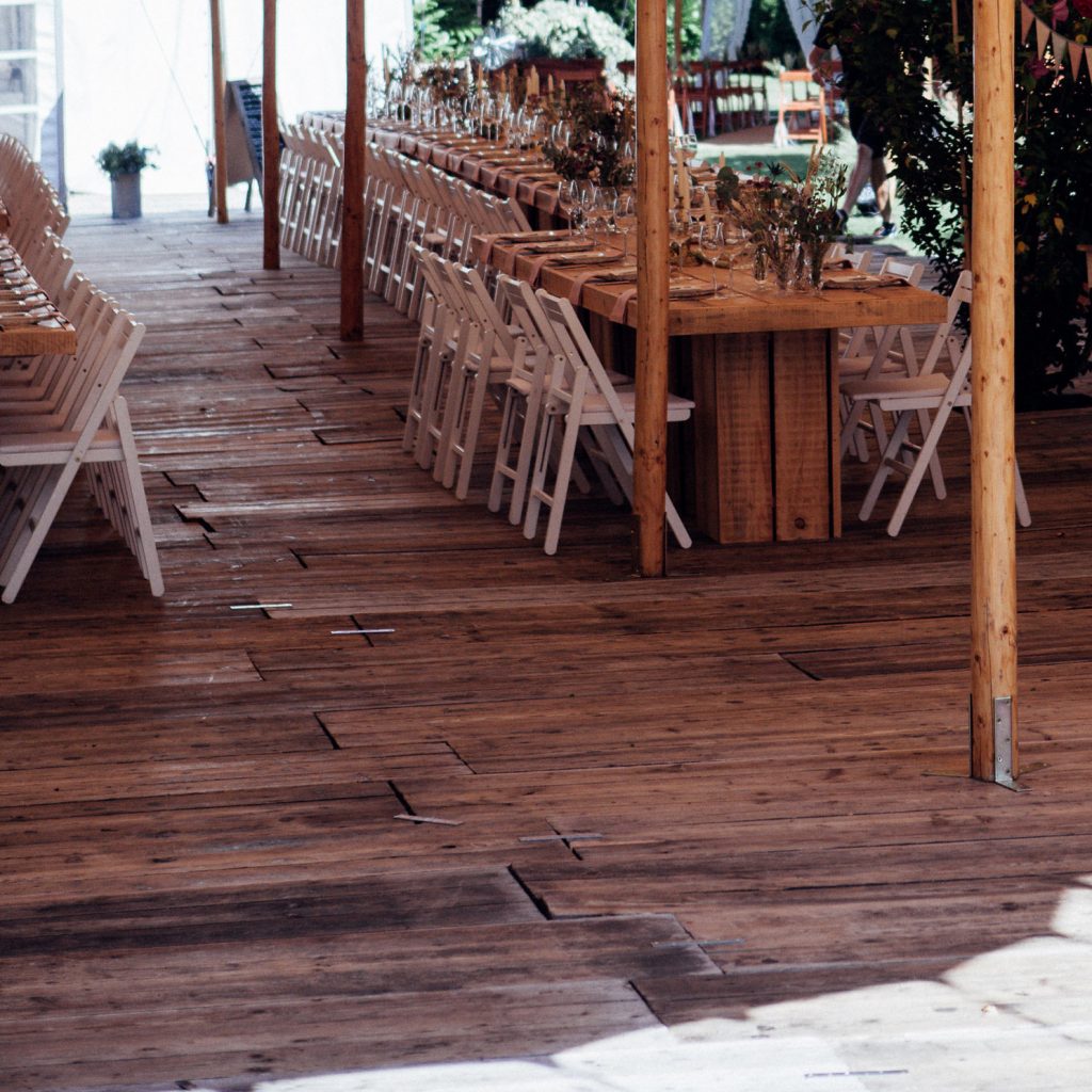 Holzboden Lärche verlegt in einem Stretchzelt bei einer Gartenhochzeit im Hochzeitszelt