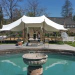 Das Stretchzelt für die freie Trauung im Garten steht - die Gartenhochzeit kann beginnen. Vorbereitung für eine Gartenhochzeit mit freier Trauung