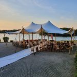 Hochzeitsdinner unterm Stretchzelt am See Hochzeitsdinner unterm Stretchzelt am See