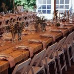 gedeckter Tisch für ein Hochzeitsessen bei einer Gartenhochzeit im Stretchzelt gedeckter Tisch für ein Hochzeitsessen bei einer Gartenhochzeit im Stretchzelt