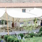 2 verbundene Stretchzelte als Hochzeitszelt bei einem Hochzeitsessen zu einer Gartenhochzeit (mobile Ansicht) 2 verbundene Stretchzelte als Hochzeitszelt bei einem Hochzeitsessen zu einer Gartenhochzeit (mobile Ansicht)
