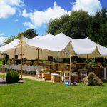 2 verbundene Stretchzelte als 1 Hochzeitszelt bei einer Gartenhochzeit 2 verbundene Stretchzelte als 1 Hochzeitszelt bei einer Gartenhochzeit